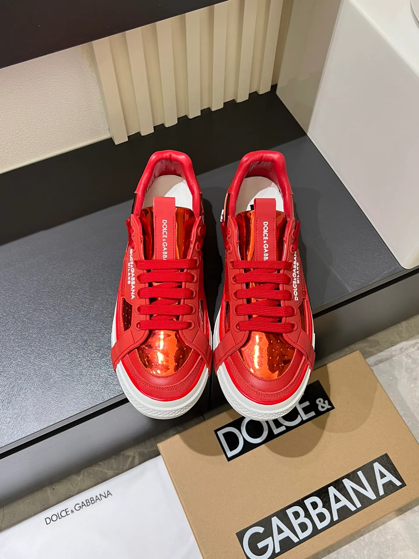 p480 Original order Couple model DG's new Custom 2.Zero sneakers combine the characteristic elements of the brand's two classic series, combining the simple and elegant silhouette of Portofino with the urban and capable attitude of Miami. Calfskin upper with contrasting details, micro-injection rubber logo on the side, laminated Dauphine leather heel, sheepskin lining, original outsole Size: Women's 35-40 (34, 41 can be ordered), Men's 38-44 (45, 46 can be customized)